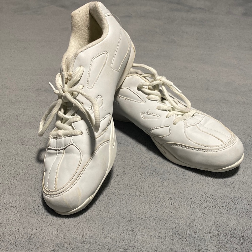 Woman’s 7.5 cheer shoes